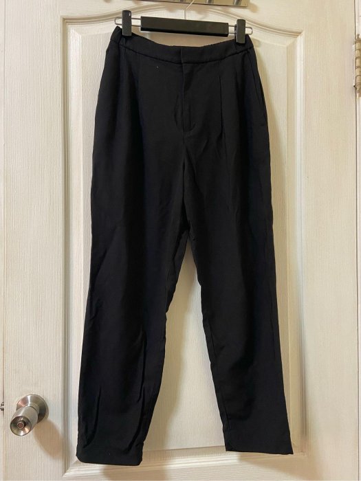 Uniqlo 黑休閒西裝褲 錐形褲