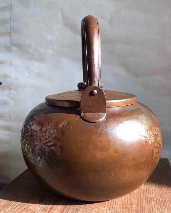 日本早期手工鏨刻草花紋老銅壺水注整體品相保存完好無損傷，畫面精美