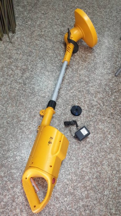 二手中古除草機主機+電池與第一代充電器和備用牛津繩x1其他配件請自備)二手充電式割草機除草機修草機  每批二手中古的主機