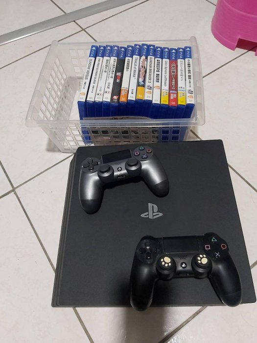 PS4 PRO主機 1TB 含19款遊戲打包賣 7117B型 版本12.52 二手九成新