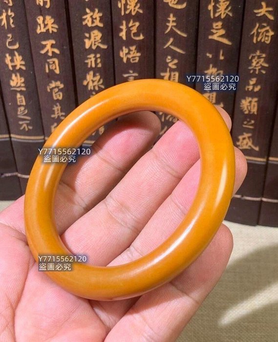 新疆和田玉籽料黃沁手鐲雕工精細，佩戴效果好，玉質晶瑩，玉質熟，糯性