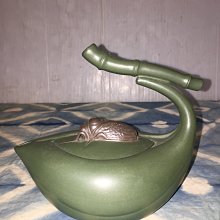 紫砂壺: 泥料:綠泥，壺款:ㄧ片清心，名家:周才軍製(蔣蓉弟子)，免運