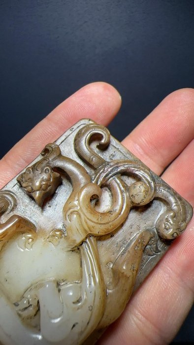 漢代和田玉龍鳳紋玉牌，老玉器玉質溫潤細膩，包漿渾厚自然，沁色入骨高
