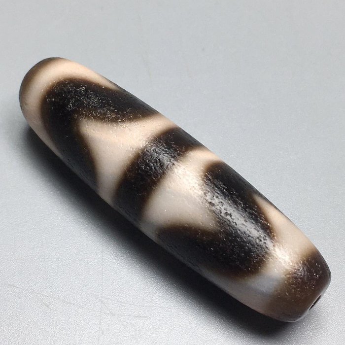 藏傳極品雙虎牙高油包漿馬蹄紋老天珠，尺寸51.8×14.6左右，材質：瑪瑙