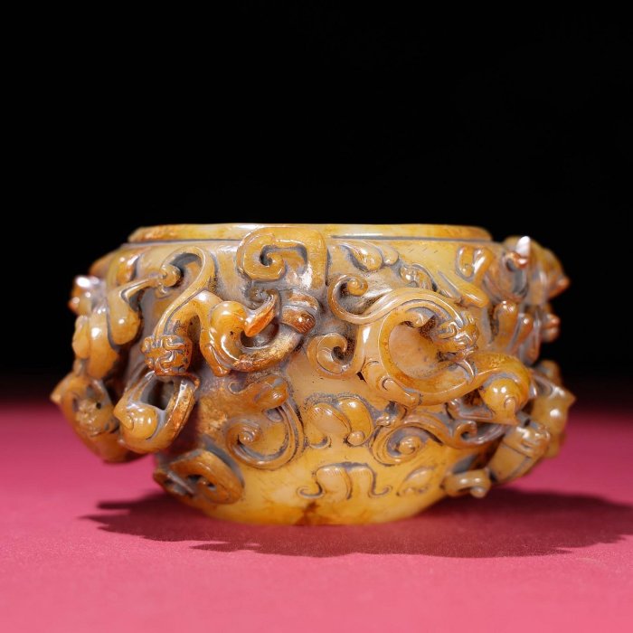 臻品旧藏， 和田玉满沁高浮雕螭龙缸包浆厚重，沁色入骨，工艺精湛