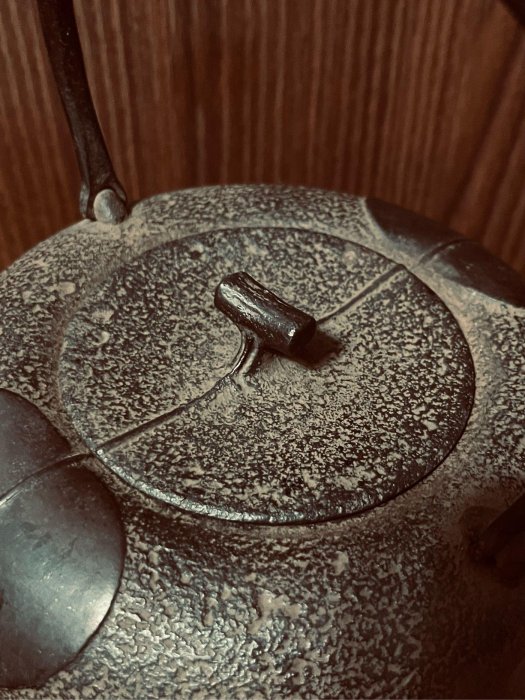 【蔵出/南部名人砂子澤三郎秀仙造/和硬鉄岩肌地紋平丸宝珠形鉄瓶/058S 秀仙（砂子澤三郎）作經典葉紋鑄鐵壺已故名釜師物件特別推薦| Yahoo拍賣