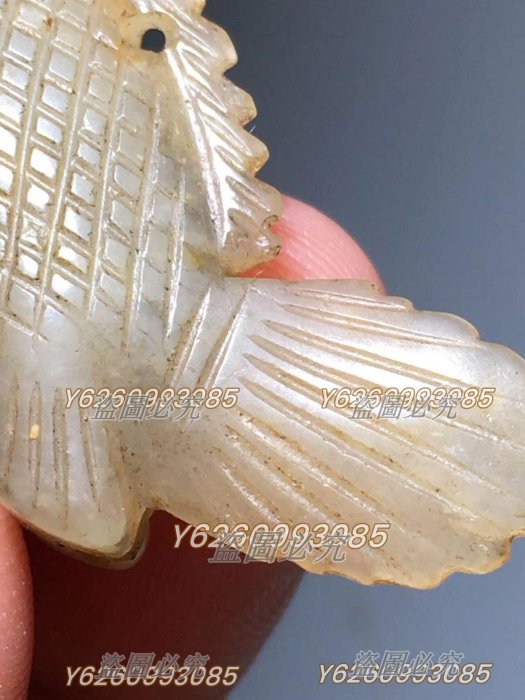 老和田玉魚形掛件玉質溫潤細膩雕工精致魚身鱗片刻畫清晰造型生動整體品