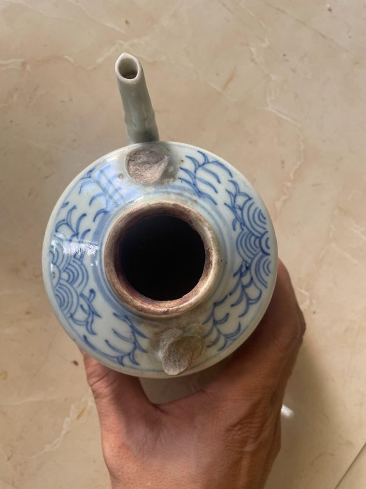 清中期青花纏枝花卉提梁壺，壺身高10公分，青花發色鮮艷，紋飾典雅