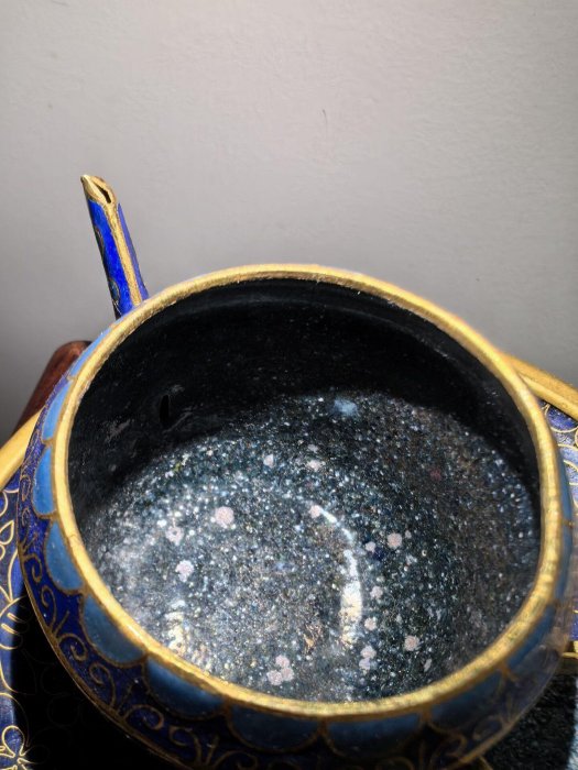 景泰藍銅胎掐絲壺，藍底金花手工精製，規整造型適合收藏與泡茶，附托盤