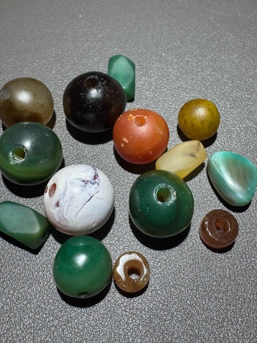 嚴選老瑪瑙珠串，14顆珠子直徑12.5mm，呈現多樣色彩，獨特糖球、奶皮與