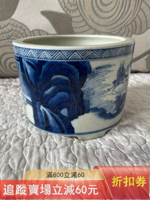 清代青花人物筆筒，胎質細膩，釉色瑩潤，青花色純正，畫工精美，描繪