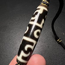 嚴選臺灣手工打造的蓮師三眼天珠，採用高級瑪瑙精心製造。此件天珠尺寸