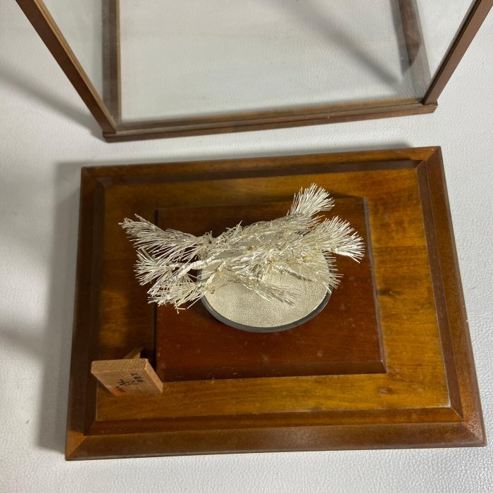 古玩輕鬆拍】日本名家金銀工藝家光則作純銀製「松」盆栽玻璃櫃置物