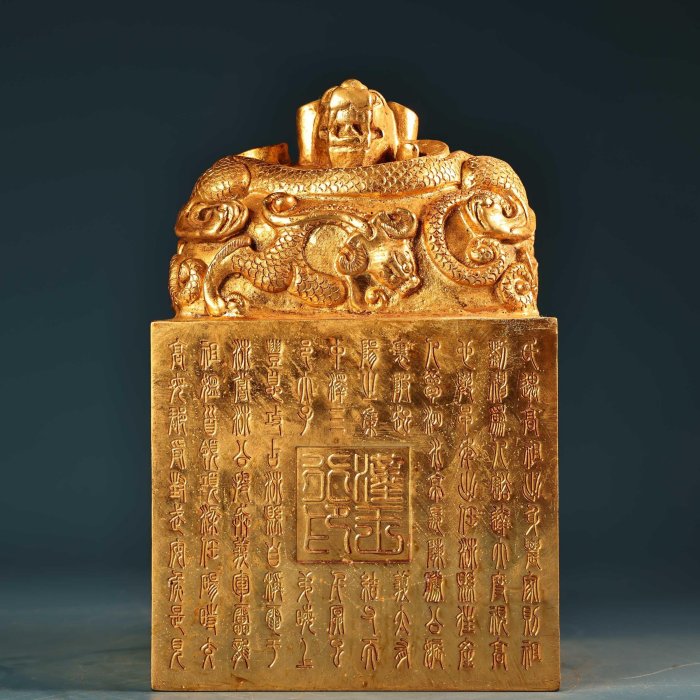 中国古美術『旧蔵 純銅鍍銀 龍亀印章』高浮彫鏨刻 古銅器 置物 擺件 時代物 紫銅高浮雕鏨刻鎏金九龍印章雕工精湛器形款式精美重5500克高13厘米寬9
