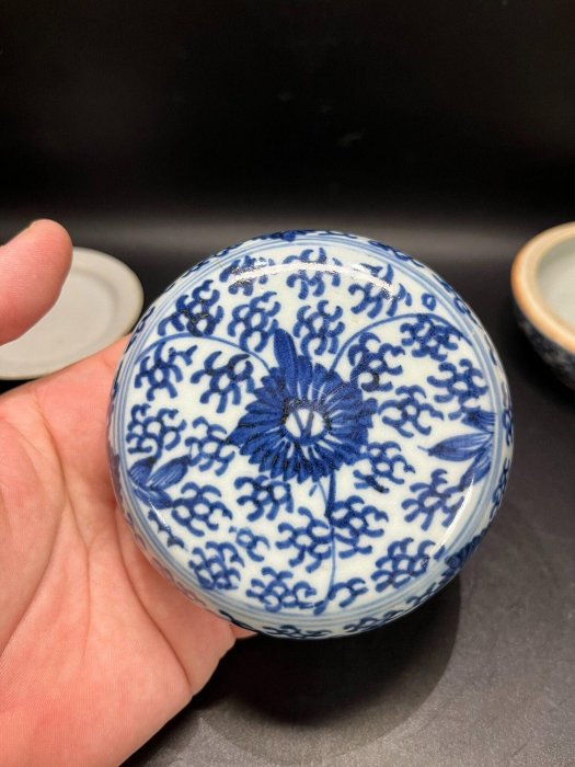 嚴選清雍正青花太陽花卉粉盒，口徑10公分高6公分，三件套釉色純正宜