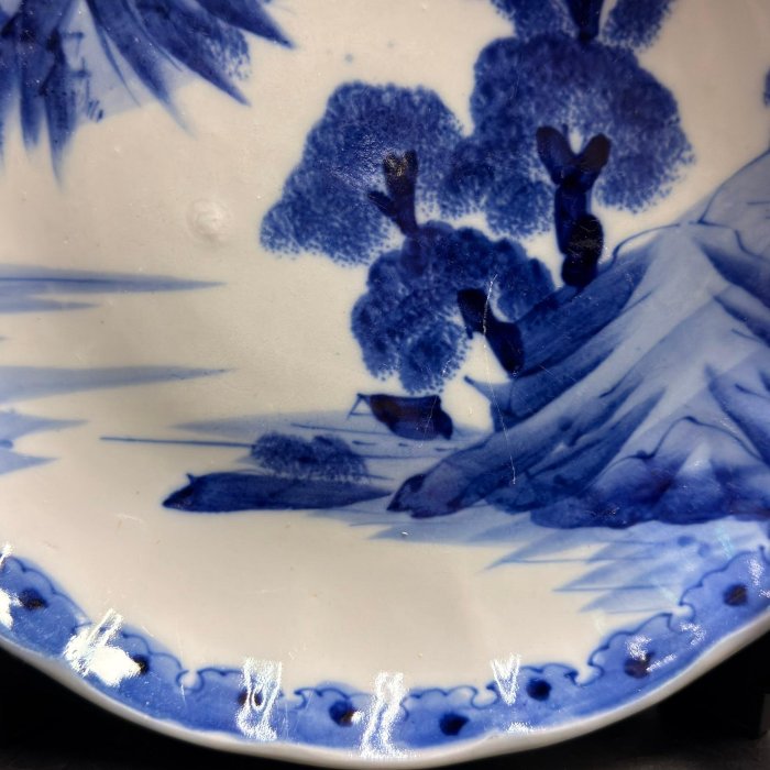 染付大缽。昭和時代。戰前。山水文。美品。舊家藏出。古美術。骨董品。 藏舊尋寶屋】老日本染付山水紋松紋瓷製大皿/大盤※2412131129272