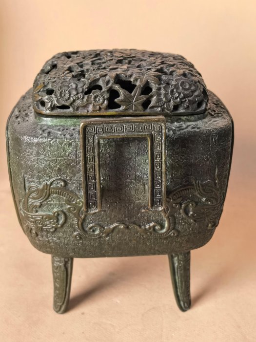 古銅　銀象嵌雲鶴文　三足蓋爐　香炉　唐木台・時代箱付　R　R4959 昭和時期日本銅香爐四方立耳鏤空楓葉蓋高浮雕人物祥龍紋鼎型老物件實物