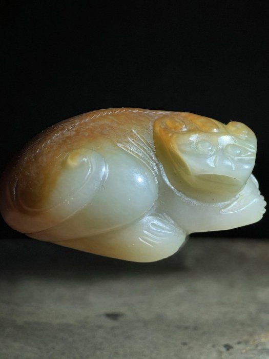 明打底，和闐青白玉獨角獸，瑞獸或者貔貅，全品，沁色熟美，打燈