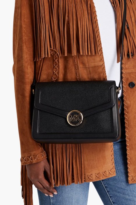【Michael Kors】專櫃經典款 金屬LOGO荔枝紋牛皮翻蓋式斜背包(黑)