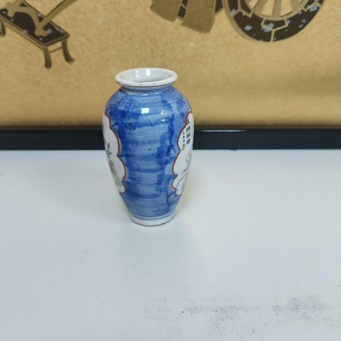 民國青花瓷瓶，白開窗現鳳凰牡丹美畫，尺寸：高10公分口徑3公分，工藝