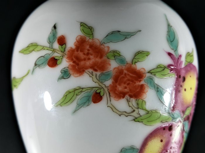 大清雍正エナメル彩花鳥胆瓶 高さ28 cm口径4.5 cm直径