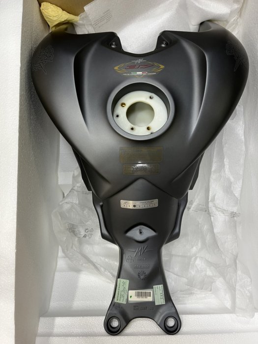 原廠二手 Mv Agusta Rivale 800 油箱&坐墊 (9.9成新)