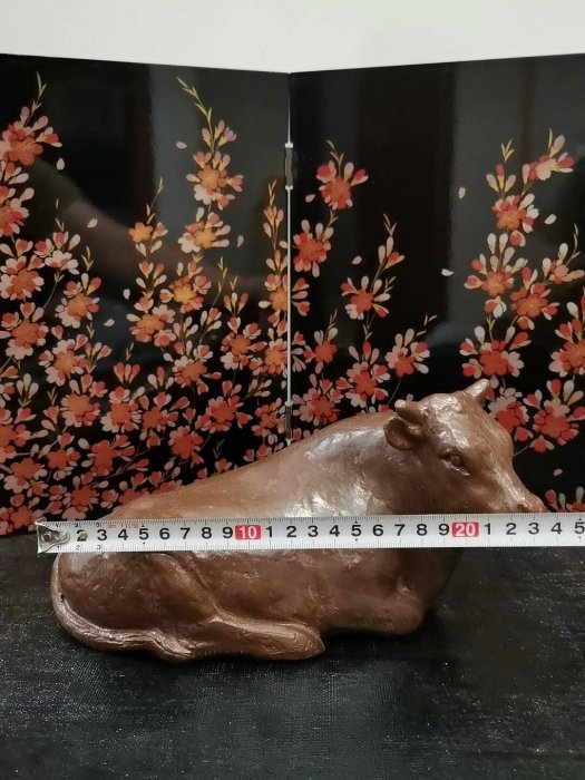 CX784 【都賀田勇馬 作】ブロンズ「牛」高9.7cm 重1.5kg・「臥牛/干支