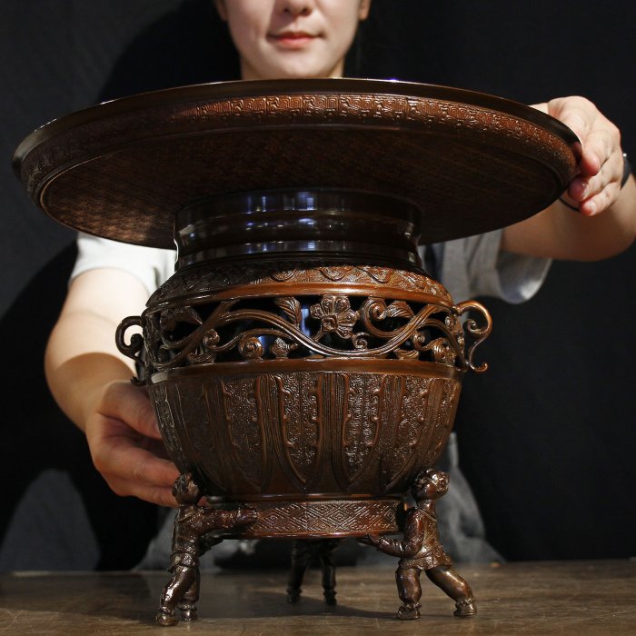 桑園の】日本鑄物唐子薄端陵山8.2kg 透雕唐草鑄銅花器超美珍品
