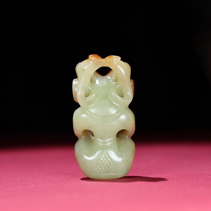 臻品舊藏， 紅山文化河磨玉太陽神把，包漿厚重，沁色入骨，工藝精湛