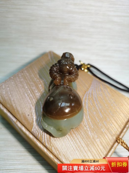 和田玉牛掛件吊墜且末糖俏色手把件和田玉牛掛件利用糖色雕刻牛頭牛身為