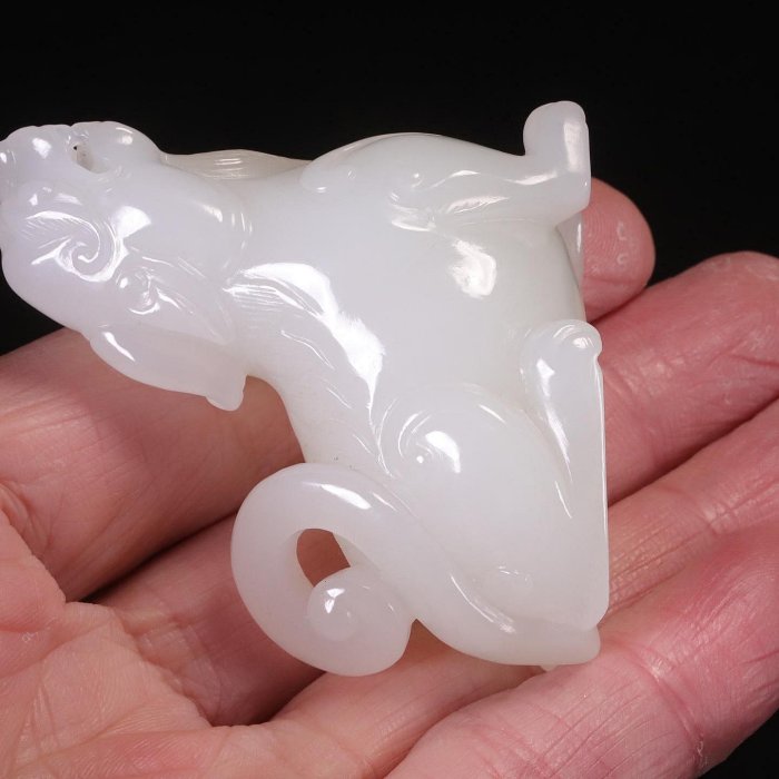 良渚石器和田玉瑞獸尺寸：4.8x2.8x5.3cm重73克NO1724 古玉擺件和田玉