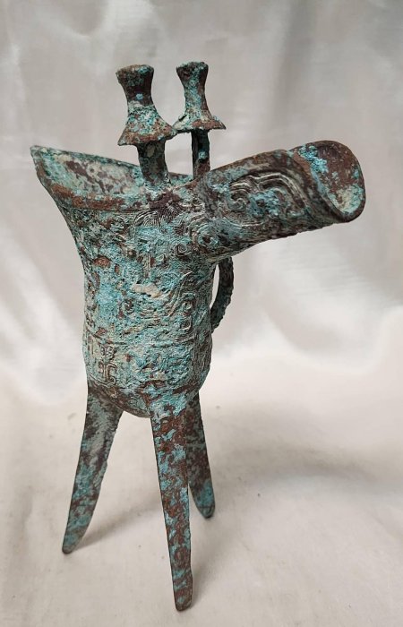 青銅　爵杯 青銅器收藏：商周時期青銅爵杯爵是中國傳統一種用於飲酒的容器（大眾