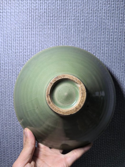 嚴選宋代東溝窯青釉碗，獨特窯裂添古雅風采，直徑19.6公分。瓷器收藏