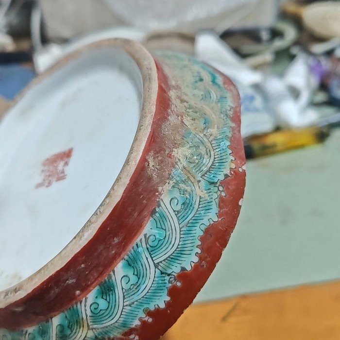 出景德鎮的粉彩瓷器36，底部有銘文，寫著“中國景德鎮MADE IN CHINA 31