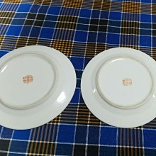 景德鎮60年代粉彩萬壽碟，草帽底款釉面瑩潤，使用痕顯現輕微脫彩，品相