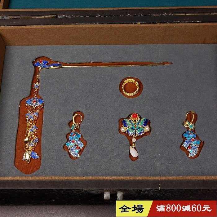 舊藏銅鎏金景泰藍工藝首飾一套，️:650總重量1639克，盒子高度12cm