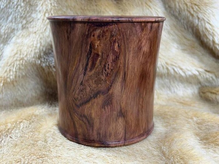 多藝多]筆筒海南黃花梨降香黃檀野林料高11圓徑10.8公分。 瘤花花紋美麗