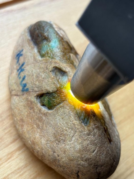 這款嚴選天然翡翠，-origin於達馬坎，融合了黃色與綠色飄花及多彩紋路