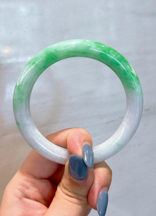 106803 大千典精品 秦老闆 流當品 天然翡翠手鐲 玉鐲 18.3圍 圓骨鐲 白底青 飄綠花 質地細緻 禮物送禮