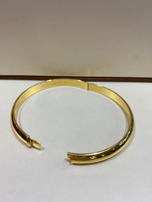 台K金手環 經典黃K金刻素面亮面手環 閃亮耀眼 現貨一個 新品上市優惠價 2 48錢重 16 3圍 最經典的款式最好搭配 購買前請先詢問當日金價