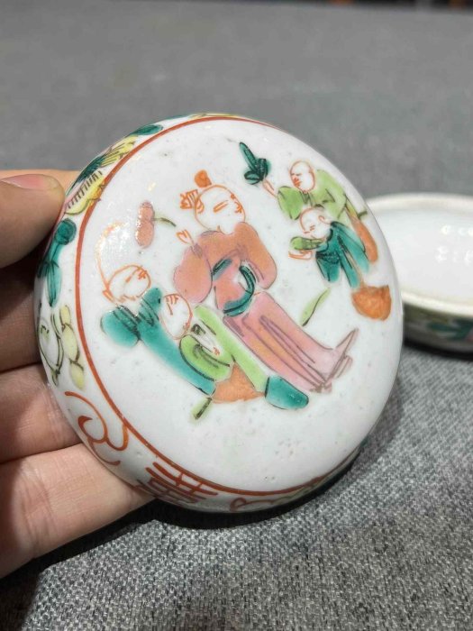 清代同治時期粉彩五子奪魁印泥盒，直徑8.6公分原配蓋，嚴選老胎重彩