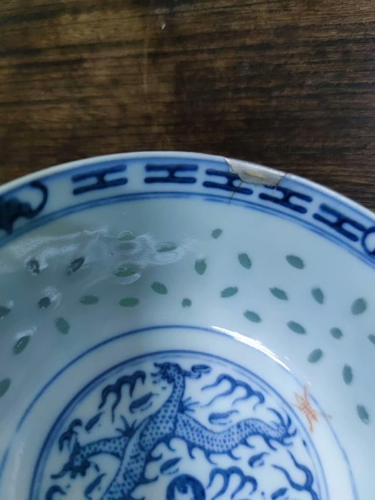 民國時期玩玉玲瓏龍紋加彩碗，口沿二處小飛皮鋦修，其中一處下面伴短線
