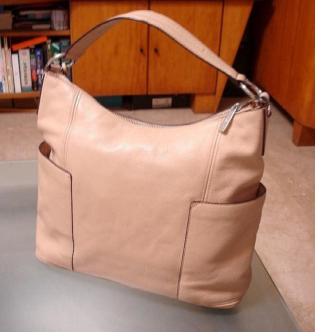 品相佳 好牛皮高級款 美國Michael Kors MK 女性 字母Logo+油亮純厚磅牛皮荔枝紋+Logo吊飾 斜 側背兩用包 (特價真品 ...