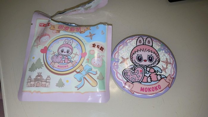 嚴選MOKOKO泡泡樂園嘉年華限定吧唧粉紅徽章 泡泡瑪特獨家款收藏熱門 嘉年華限定 粉色徽章 MOKOKO吧唧款