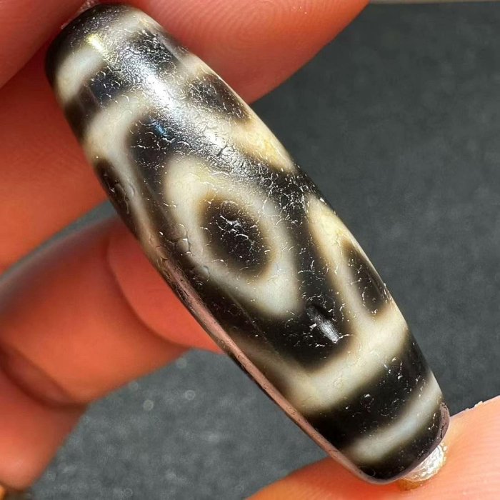 929　天珠　上肯　金剛虎牙三眼天珠　　貴重　珍品　dzibeads！ 嚴選牙黃手工珠虎牙金剛三眼天珠，尺寸約39x13mm，適合收藏文玩天珠