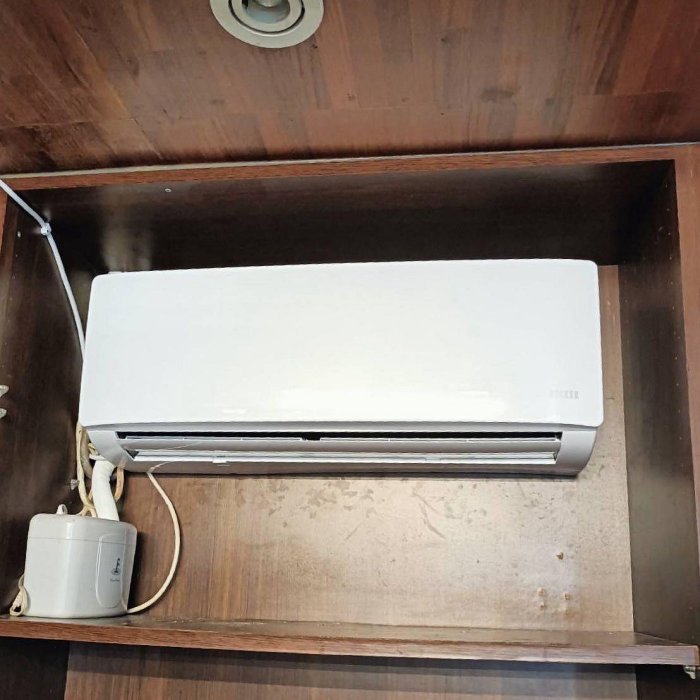 二手2.5噸分離式冷氣，標準安裝。