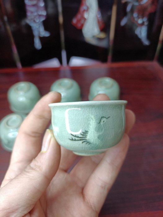 嚴選韓國當代鬼才申向浩創作的高麗青瓷杯,日式設計融入獨特工藝。杯體 嚴選韓國當代鬼才申向浩創作的高麗青瓷杯,日式設計融入獨特工藝。杯體