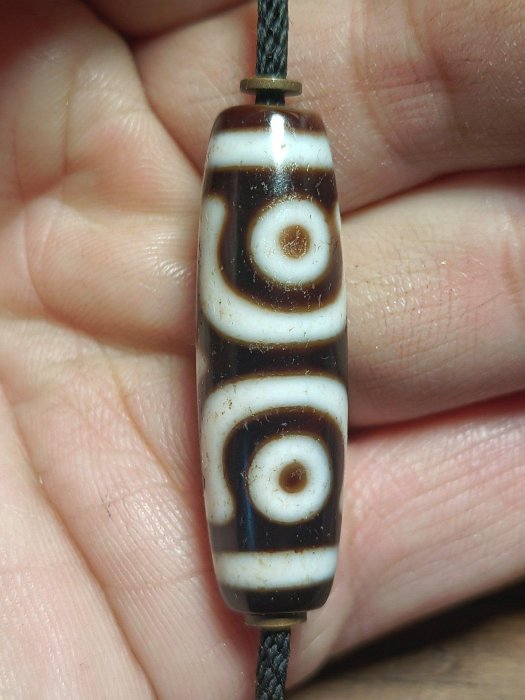 嚴選臺灣三眼寶蓋天珠銀白瑪瑙手工精製12x39.3mm 含蓄典雅黑白潔淨養身