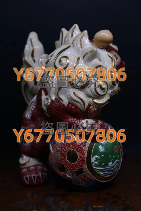 九谷八幡窯　獅子　陶器置物　緑と金の装飾　ヴィンテージ 週末セール！】九谷八幡窯 獅子 陶器置物 緑と金の装飾 ヴィンテージ