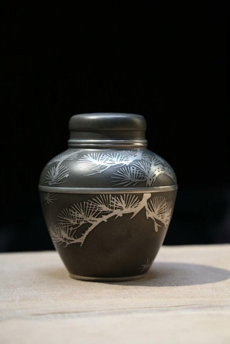 嚴選日本中古茶葉罐，乾茂號錫制松竹梅紋罐，密封性好，錫質優良，修復